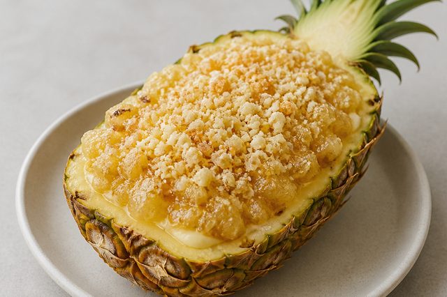 Abacaxi cravejado com creme e crocante de chocolate branco
