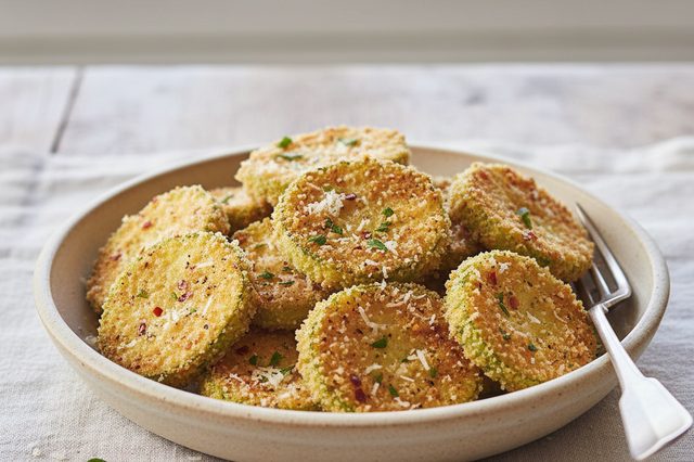 Abobrinha empanada com panko e parmesão