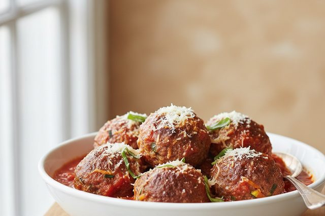 Almôndegas de carne e legumes com parmesão
