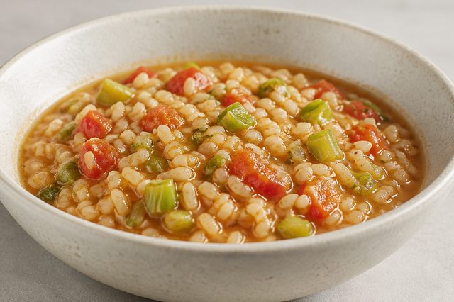 Arroz caldoso de tomate com talos de vegetais