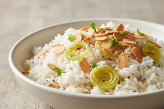 Arroz com amêndoas e alho-poró