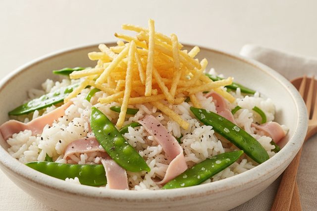 Arroz com ervilha-torta presunto e batata palha