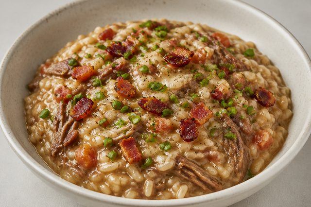Arroz cremoso de fraldinha com vinho, bacon e queijo