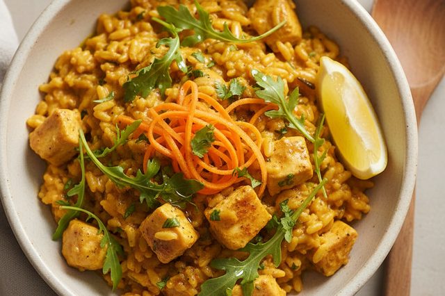 Arroz de frango com cenoura e folhas verdes