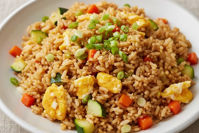Arroz frito com ovos e legumes