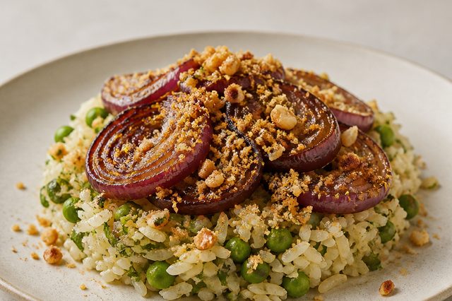 Arroz jamaicano com ervilhas, cebola balsâmica e farofa