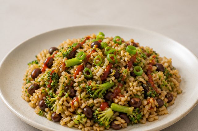 Arroz salteado de brócolis com feijão