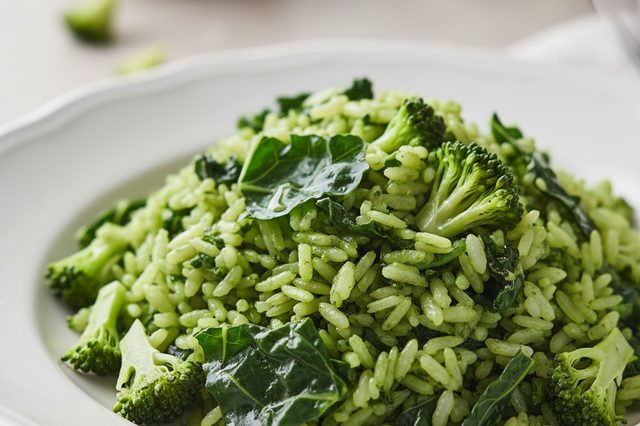 Arroz verde com folhas e floretes de brócolis