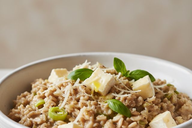 Aveia cremosa com alho-poró e brie