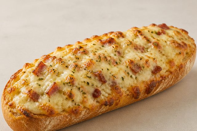 Baguete de alho assado com bacon e queijos