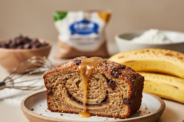 Banana bread com manteiga dourada e chocolate
