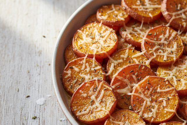 Batata-doce assada com parmesão