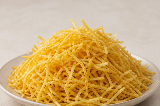 Batata palha caseira lavada em água gelada