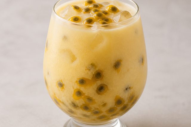 Batida cremosa de maracujá com vodca