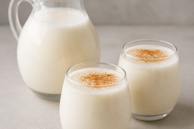 Batida de vodka com leite fermentado e leite condensado