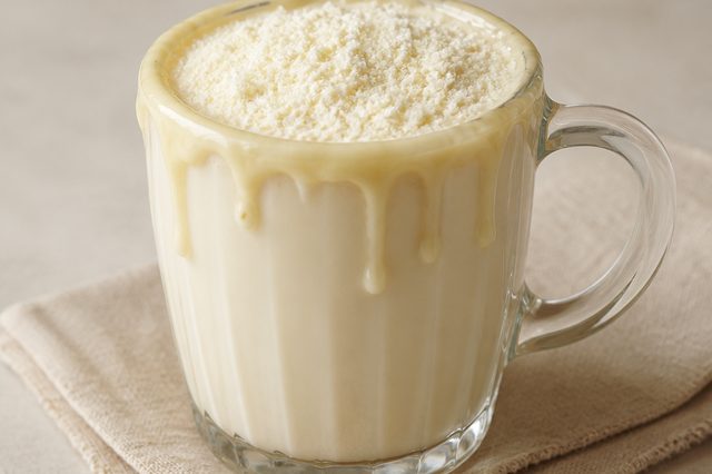 Bebida quente cremosa de leite em pó