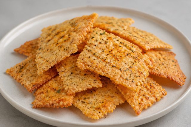 Biscoito crocante de tapioca com queijos e ervas