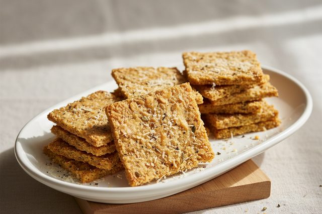 Biscoito salgado de farelo de aveia e parmesão