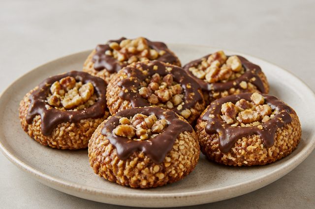 Biscoitos de banana e gergelim com chocolate