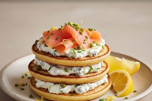 Blinis com salmão defumado e cream cheese