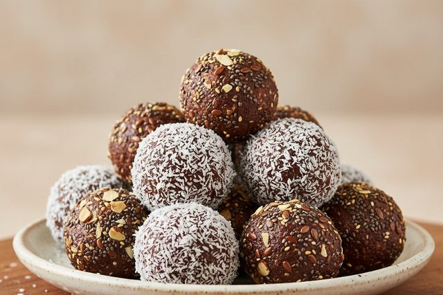 Bolinha de tâmara com cacau e aveia