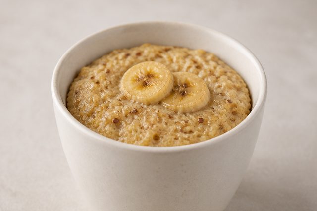 Bolinho de banana com quinoa de caneca