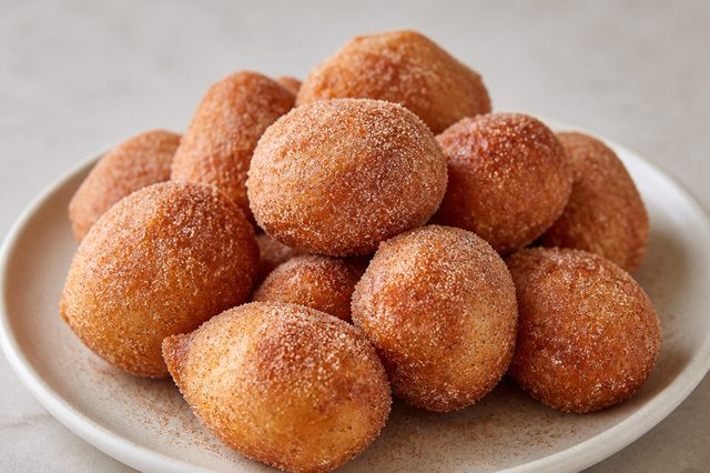 Bolinho de chuva com açúcar e canela