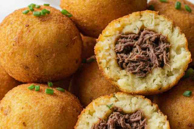 Bolinho de Mandioca com Carne de Sol
