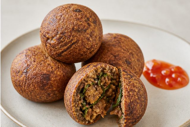 Bolinho vegano de feijoada recheado com soja e couve