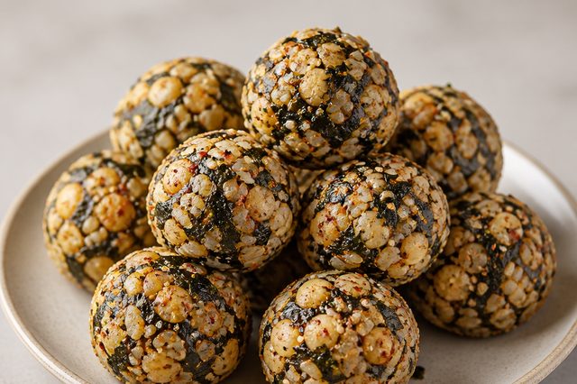 Bolinhos de grão-de-bico e arroz com alga nori