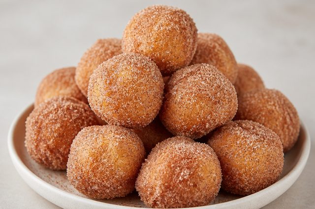 Bolinhos Fritos de Polvilho Doce com Açúcar e Canela