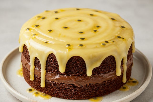 Bolo com brigadeiro e ganache de maracujá