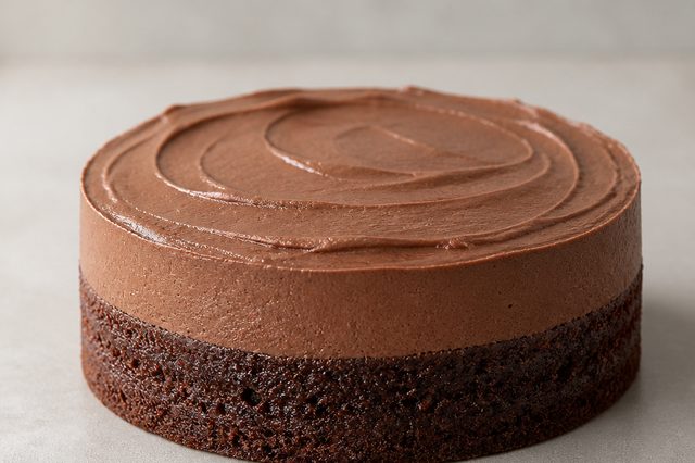 Bolo com mousse de chocolate amargo
