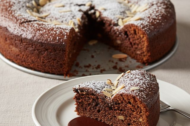 Bolo cremoso de chocolate e amêndoas