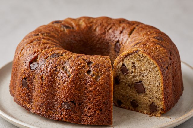 Bolo de banana com casca e chocolate