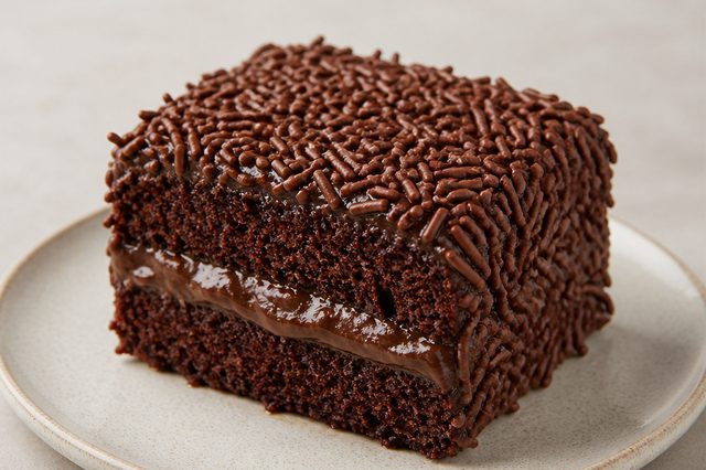Bolo de brigadeiro banhado em calda de chocolate