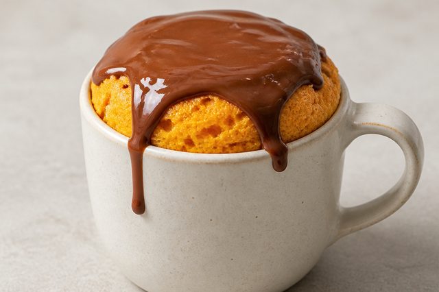 Bolo de cenoura na caneca com chocolate