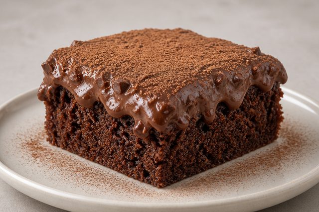 Bolo de chocolate com açúcar mascavo e brigadeiro de chocolate picado