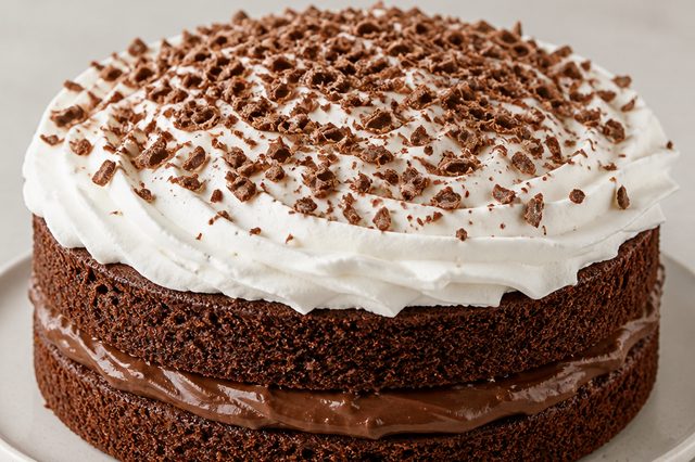 Bolo de chocolate com brigadeiro e chantilly