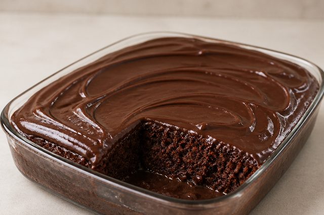 Bolo de chocolate na travessa com calda e ganache