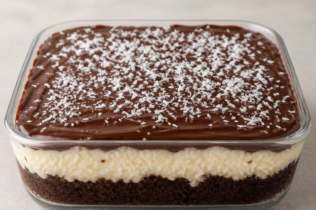 Bolo de chocolate na travessa com creme de coco e casquinha