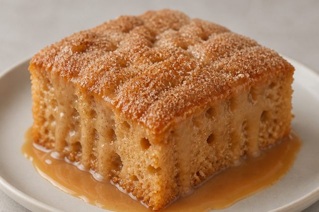 Bolo de churros com calda de doce de leite