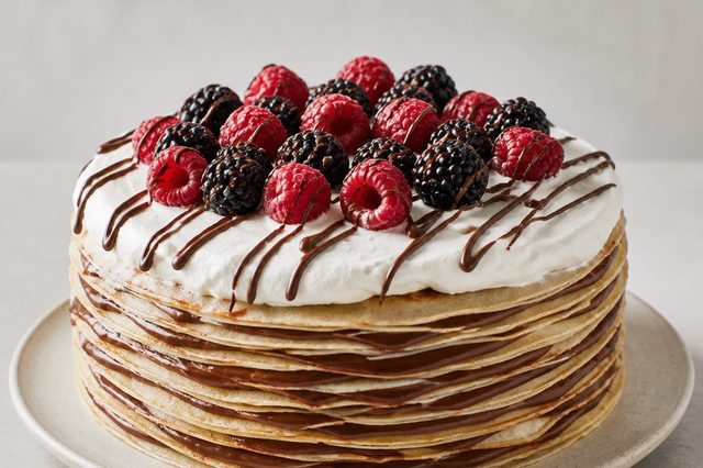 Bolo de crepes com ganache chantilly e frutas vermelhas