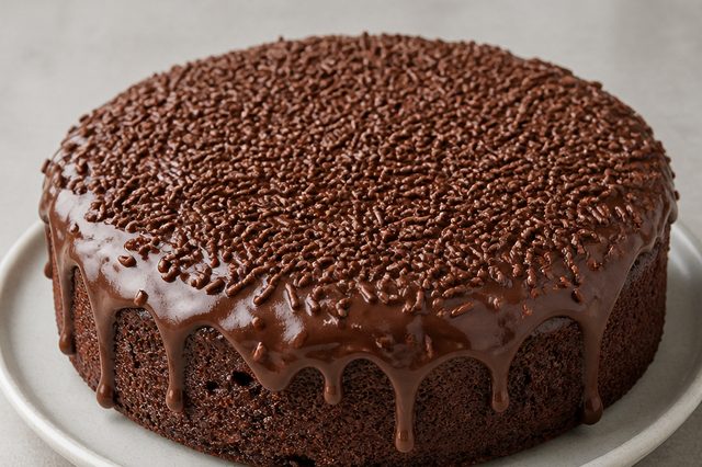 Bolo de liquidificador furadinho com brigadeiro de colher