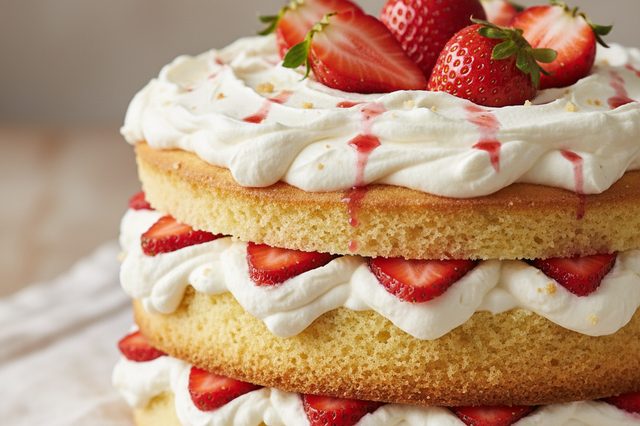 Bolo de morango com pão de ló e chantilly