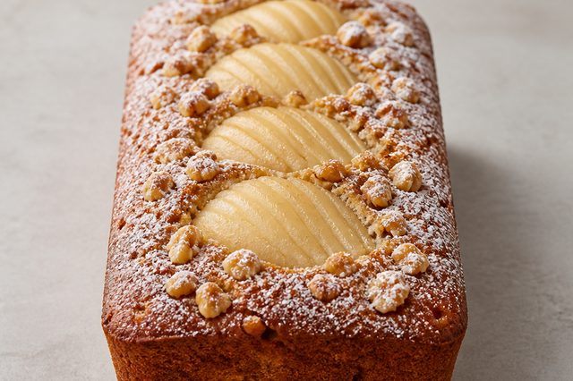 Bolo de peras pochê com nozes