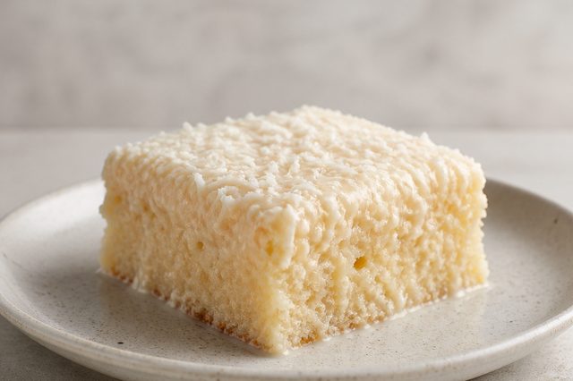 Bolo gelado de baunilha com calda de coco