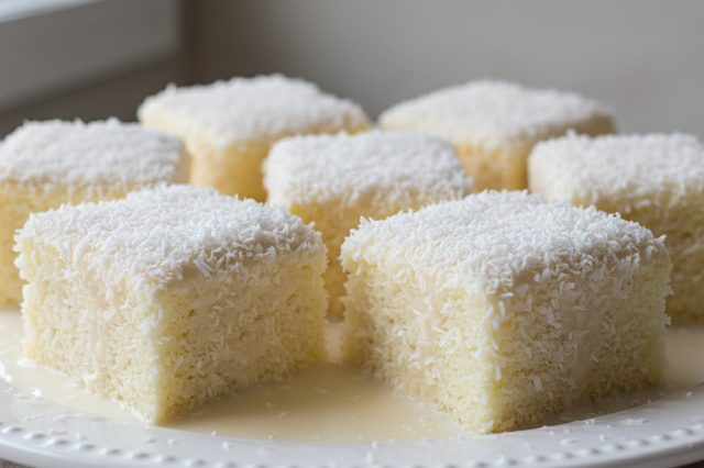 Bolo gelado de coco com calda de três leites