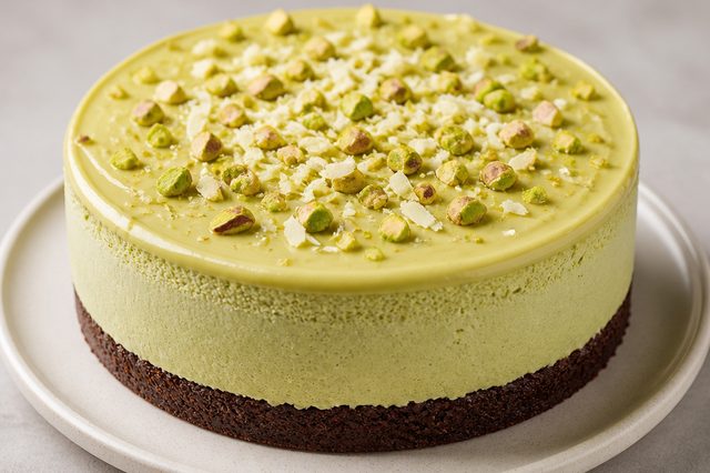Bolo mousse de pistache com base de chocolate