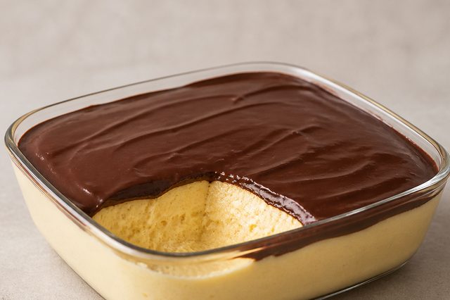 Bombom de maracujá na travessa com chocolate branco na mousse